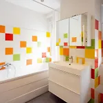 Large Two Bedroom Family App - Free Parking דירה