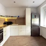 דירה Large Two Bedroom Family App - Free Parking