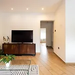 Large Two Bedroom Family App - Free Parking דירה *