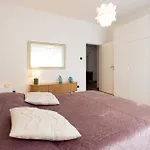 Large Two Bedroom Family App - Free Parking *