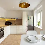 Large Two Bedroom Family App - Free Parking