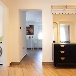 Large Two Bedroom Family App - Free Parking *