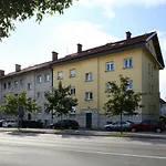 Large Two Bedroom Family App - Free Parking شقة *