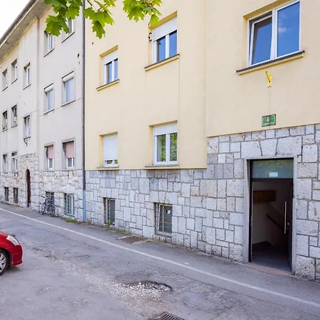 Large Two Bedroom Family App - Free Parking