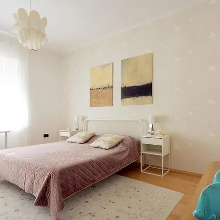 Large Two Bedroom Family App - Free Parking