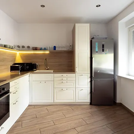 Apartman Large Two Bedroom Family App - Free Parking