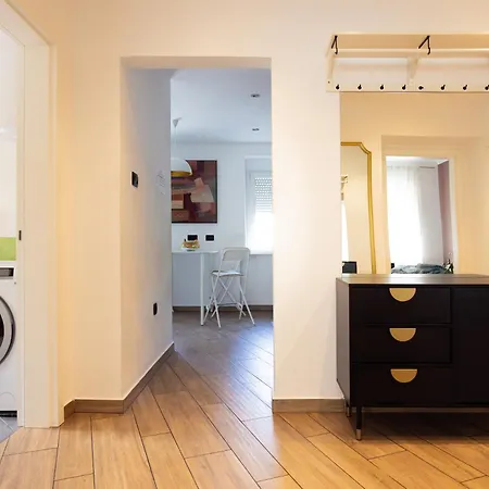 Large Two Bedroom Family App - Free Parking *