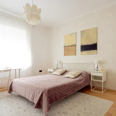 Апартаменты Large Two Bedroom Family App - Free Parking