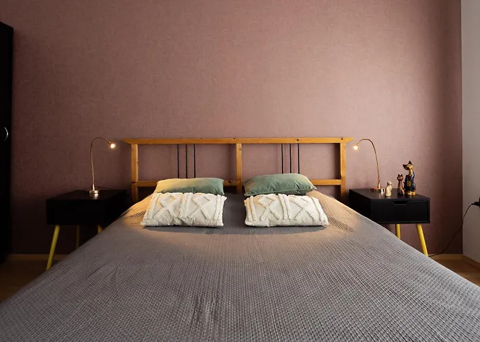 Large Two Bedroom Family App - Free Parking Daire *