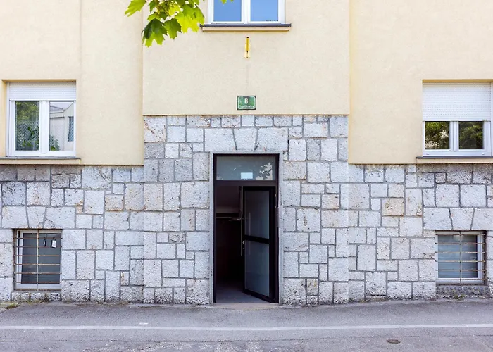 Large Two Bedroom Family App - Free Parking *