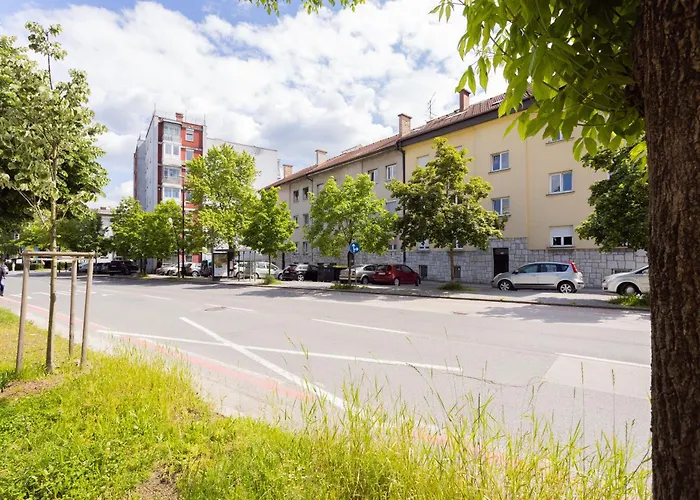 Large Two Bedroom Family App - Free Parking * Laibach