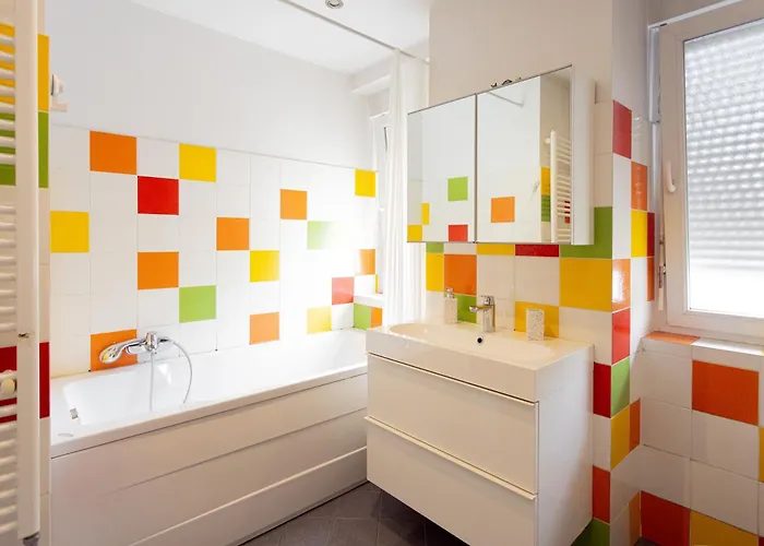 Large Two Bedroom Family App - Free Parking Apartment