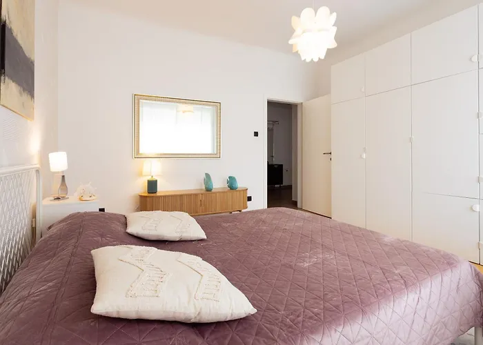 Large Two Bedroom Family App - Free Parking *