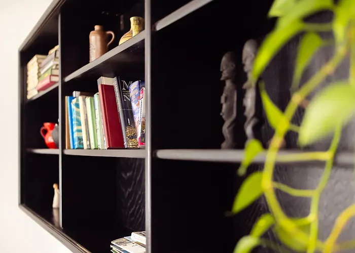 Large Two Bedroom Family App - Free Parking דירה