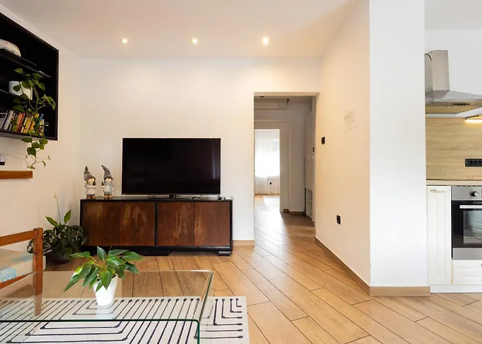 Large Two Bedroom Family App - Free Parking Apartment *