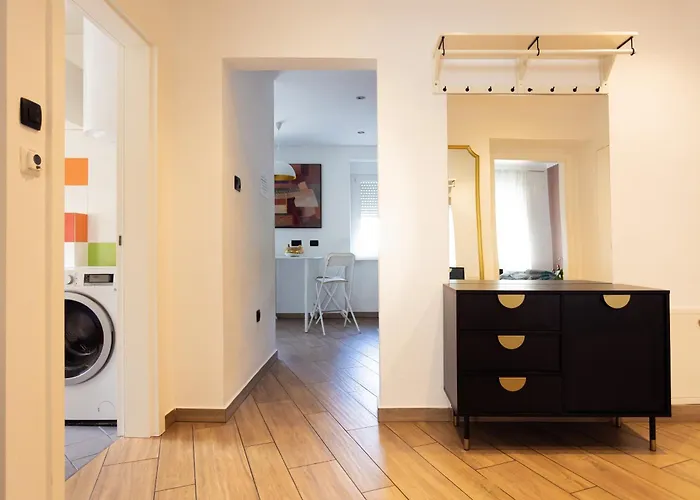 Large Two Bedroom Family App - Free Parking *