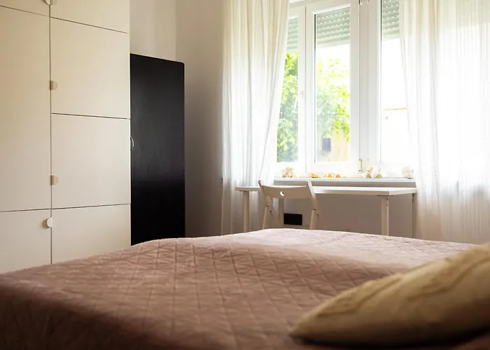 דירה Large Two Bedroom Family App - Free Parking *