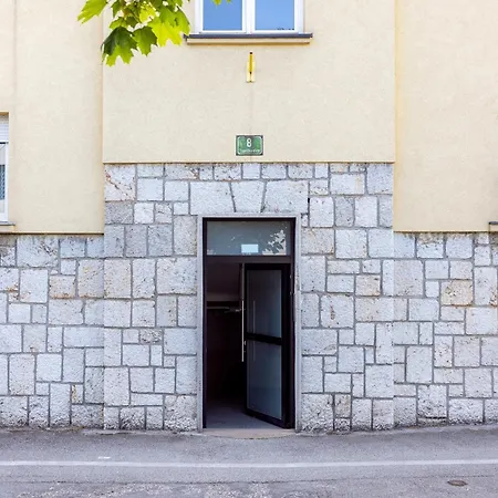 Large Two Bedroom Family App - Free Parking *