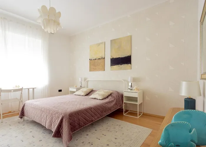 Large Two Bedroom Family App - Free Parking